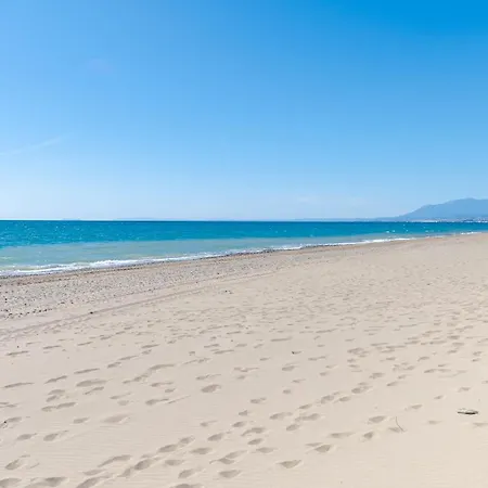 20600 - Luxurious Beachside Near Вилла