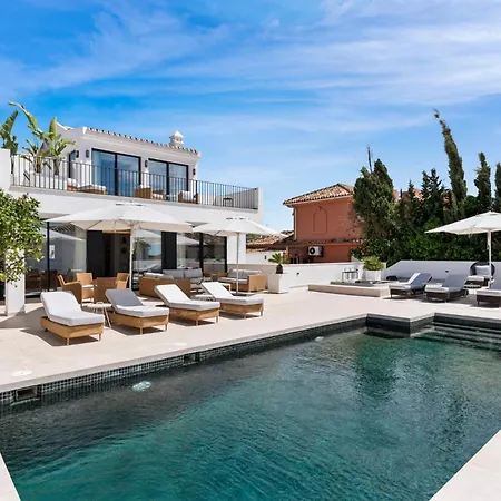 20600 - Luxurious Beachside Near Вилла