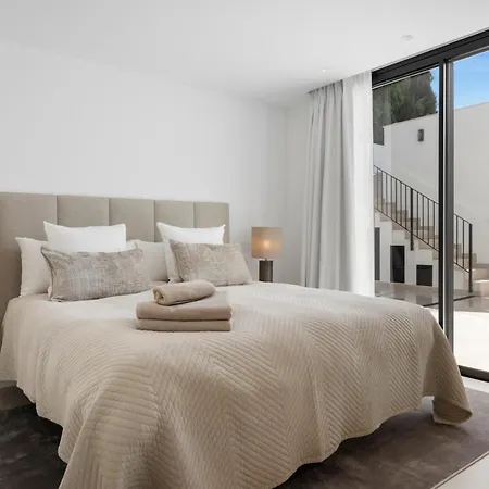 Luxury Near With Private Pool, Jacuzzi & Modern Amenities