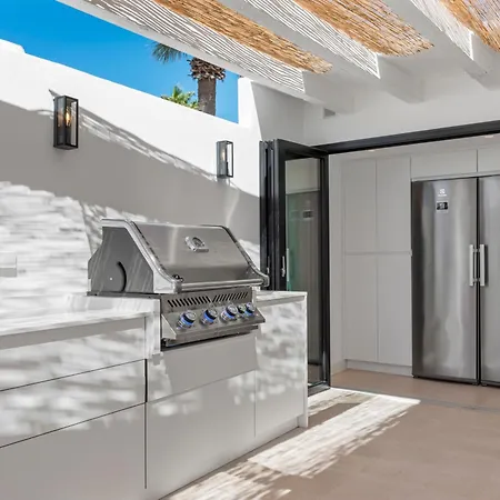 20600 - Luxurious Beachside Near Вилла