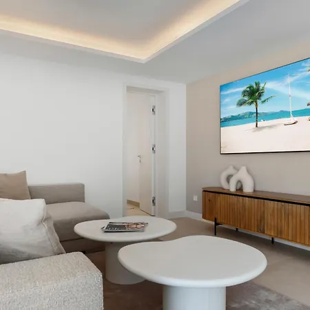 Luxury Near With Private Pool, Jacuzzi & Modern Amenities