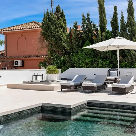 Luxury Near With Private Pool, Jacuzzi & Modern Amenities