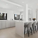 Luxury Near With Private Pool, Jacuzzi & Modern Amenities Villa *