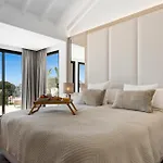 Luxury Near With Private Pool, Jacuzzi & Modern Amenities Villa *