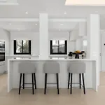 Luxury Near With Private Pool, Jacuzzi & Modern Amenities Villa *
