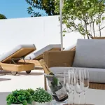 Villa Luxury Near With Private Pool, Jacuzzi & Modern Amenities *
