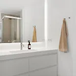 Luxury Near With Private Pool, Jacuzzi & Modern Amenities Villa *