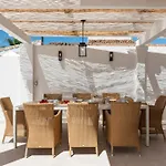 Luxury Near With Private Pool, Jacuzzi & Modern Amenities Villa *
