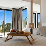 Villa Luxury Near With Private Pool, Jacuzzi & Modern Amenities Marbella