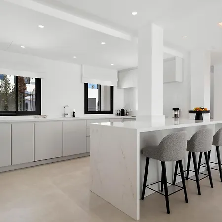 Luxury Near With Private Pool, Jacuzzi & Modern Amenities Villa *