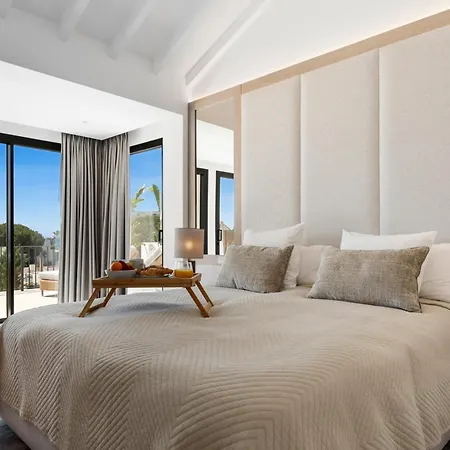 Luxury Near With Private Pool, Jacuzzi & Modern Amenities Villa *