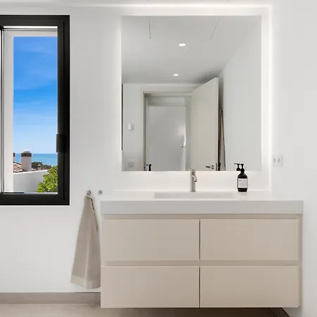 Luxury Near With Private Pool, Jacuzzi & Modern Amenities Villa Marbella