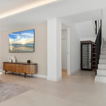 Villa Luxury Near With Private Pool, Jacuzzi & Modern Amenities *