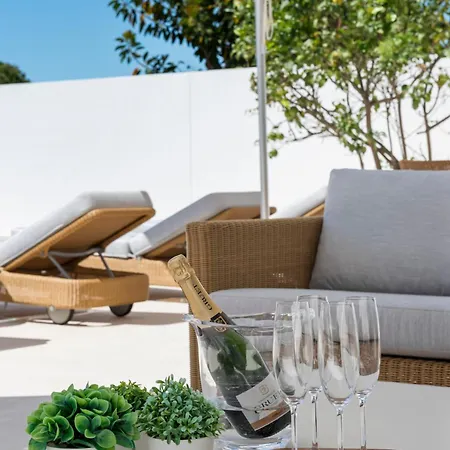 Villa Luxury Near With Private Pool, Jacuzzi & Modern Amenities *