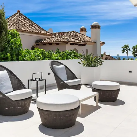 Luxury Near With Private Pool, Jacuzzi & Modern Amenities Villa *