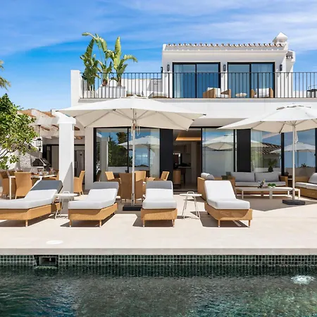 Villa Luxury Near With Private Pool, Jacuzzi & Modern Amenities *