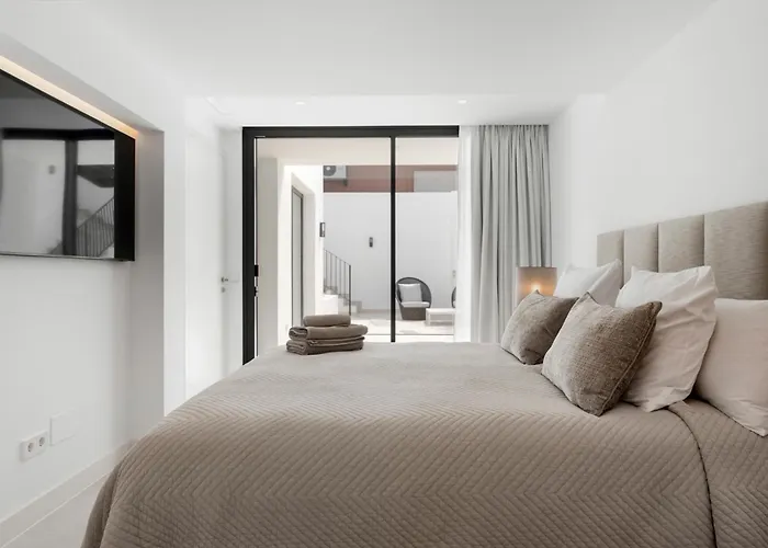 Villa Luxury Near With Private Pool, Jacuzzi & Modern Amenities *