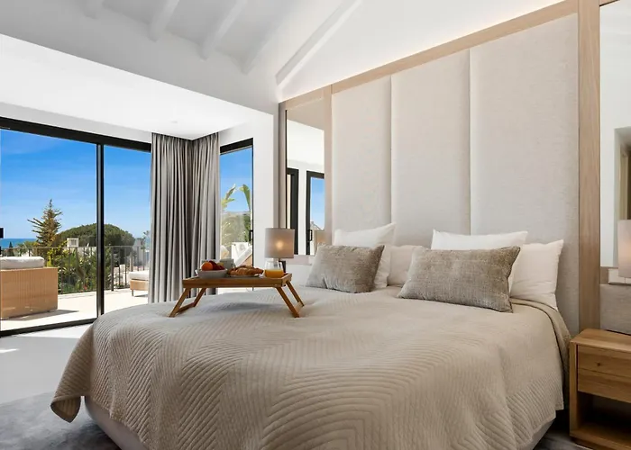 Luxury Near With Private Pool, Jacuzzi & Modern Amenities Villa *