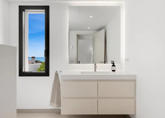 Luxury Near With Private Pool, Jacuzzi & Modern Amenities Villa Marbella