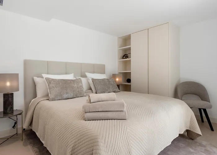 Luxury Near With Private Pool, Jacuzzi & Modern Amenities