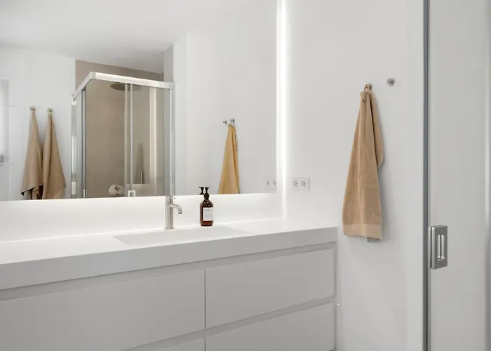 Luxury Near With Private Pool, Jacuzzi & Modern Amenities Villa *