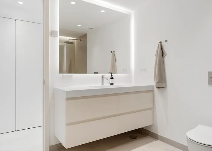 Luxury Near With Private Pool, Jacuzzi & Modern Amenities