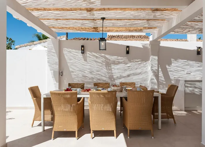 Luxury Near With Private Pool, Jacuzzi & Modern Amenities Villa *