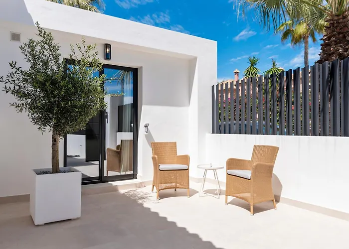 Villa Luxury Near With Private Pool, Jacuzzi & Modern Amenities Marbella
