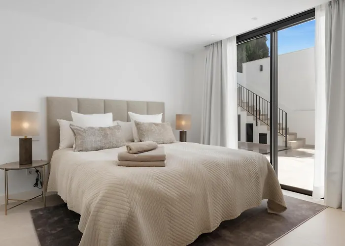 Luxury Near With Private Pool, Jacuzzi & Modern Amenities