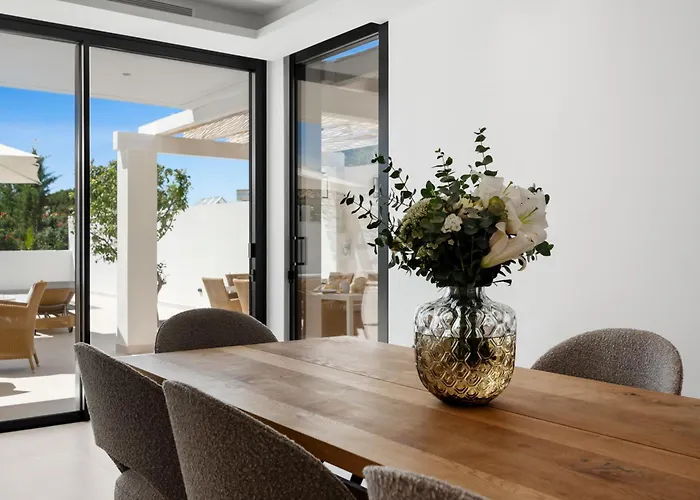 Luxury Near With Private Pool, Jacuzzi & Modern Amenities Villa Marbella
