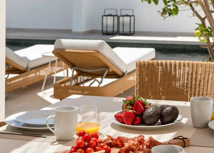 Villa Luxury Near With Private Pool, Jacuzzi & Modern Amenities Marbella