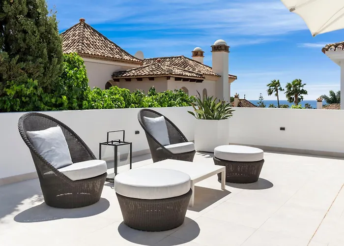 Luxury Near With Private Pool, Jacuzzi & Modern Amenities Villa *