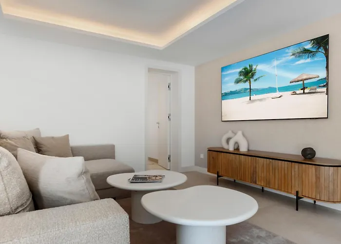 Luxury Near With Private Pool, Jacuzzi & Modern Amenities