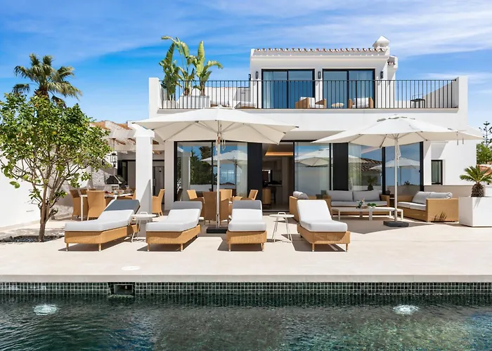 Villa Luxury Near With Private Pool, Jacuzzi & Modern Amenities *