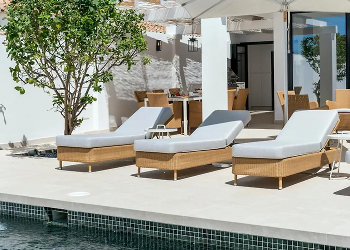 Luxury Near With Private Pool, Jacuzzi & Modern Amenities * Marbella