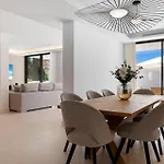 Villa Luxury Near With Private Pool, Jacuzzi & Modern Amenities *