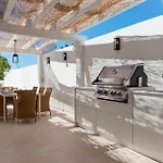 Luxury Near With Private Pool, Jacuzzi & Modern Amenities Villa *