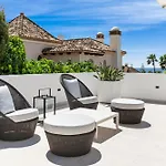 Luxury Near With Private Pool, Jacuzzi & Modern Amenities Villa *