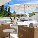 Luxury Near With Private Pool, Jacuzzi & Modern Amenities