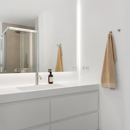 Luxury Near With Private Pool, Jacuzzi & Modern Amenities Villa *