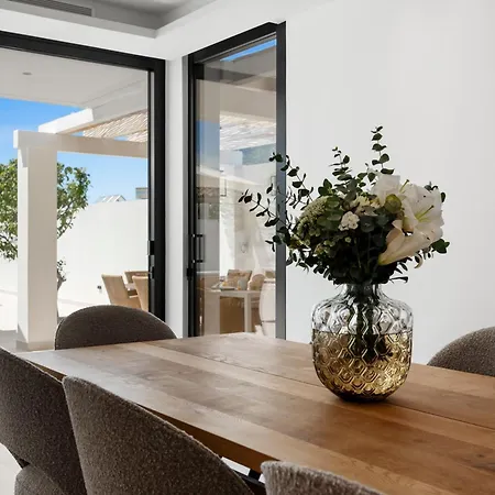 Luxury Near With Private Pool, Jacuzzi & Modern Amenities Villa Marbella