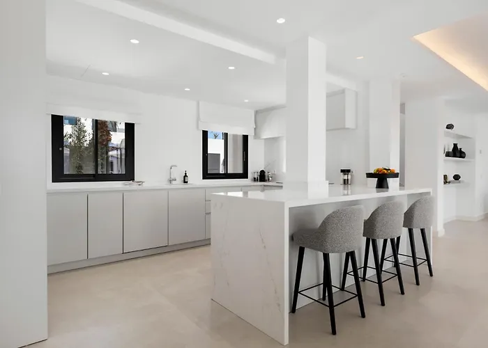 Luxury Near With Private Pool, Jacuzzi & Modern Amenities ヴィラ *