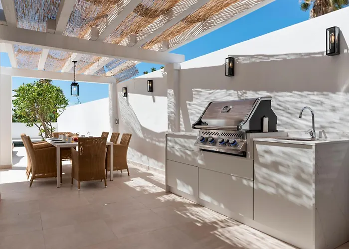 Luxury Near With Private Pool, Jacuzzi & Modern Amenities ヴィラ *