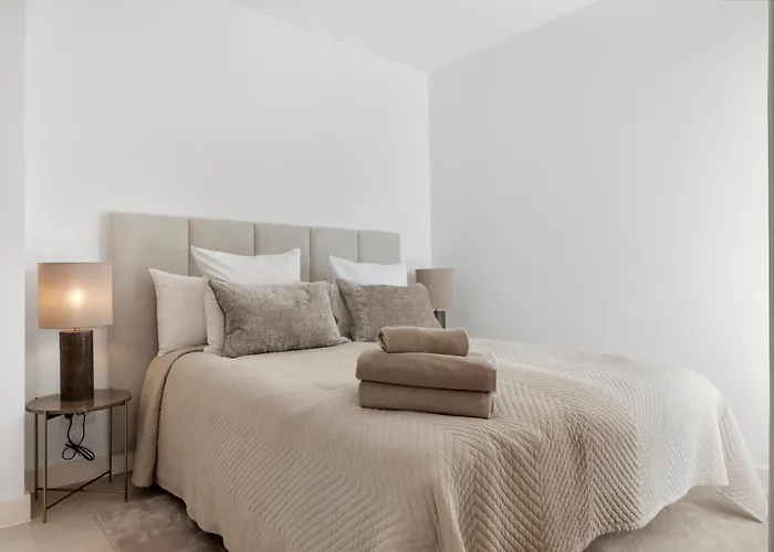 Luxury Near With Private Pool, Jacuzzi & Modern Amenities マルベーリャ