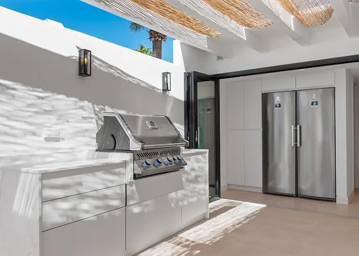 Luxury Near With Private Pool, Jacuzzi & Modern Amenities ヴィラ